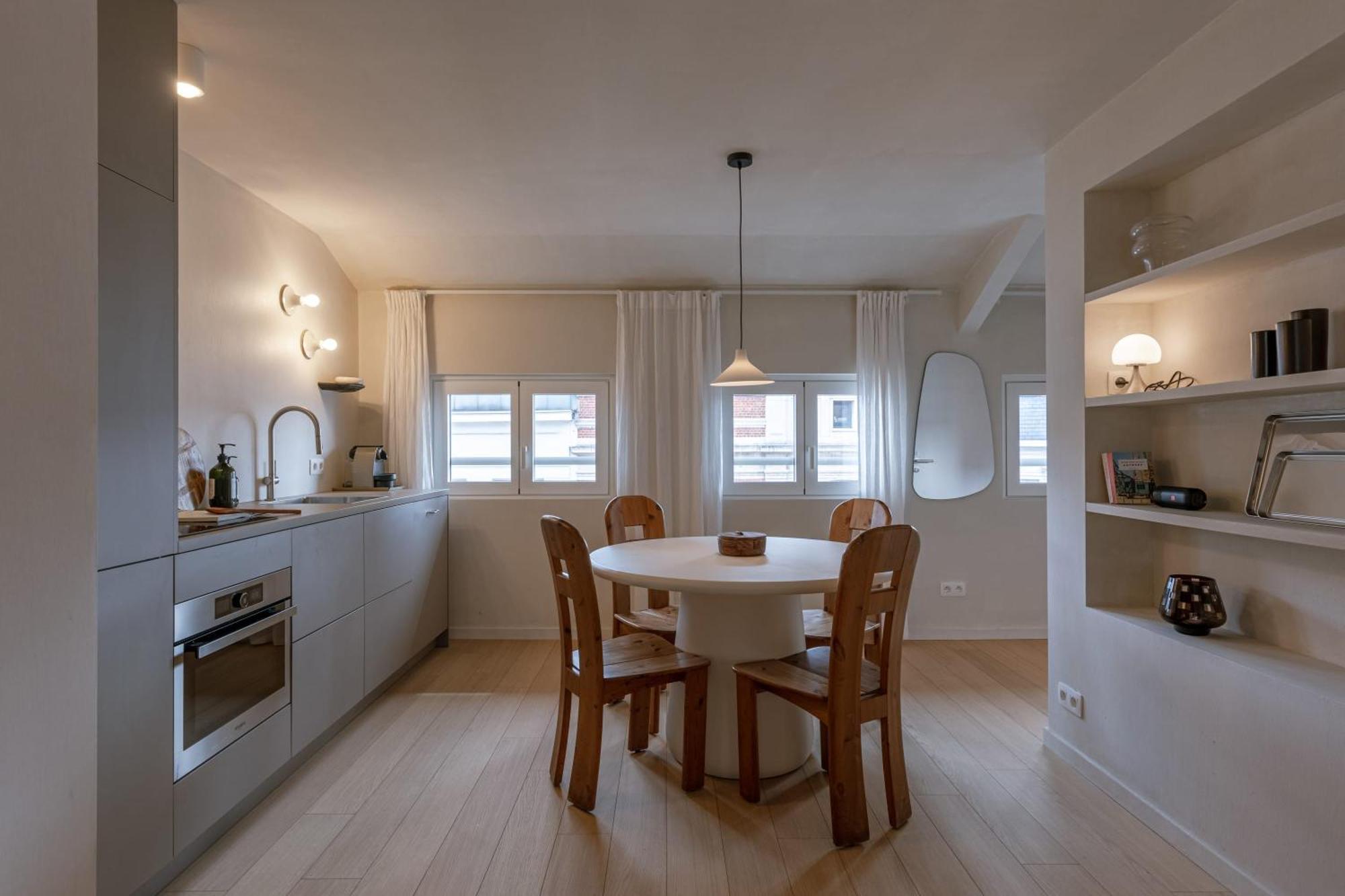 Apartament Huswell - Urban Getaway For Two In The Heart Of Antwerpia Zewnętrze zdjęcie