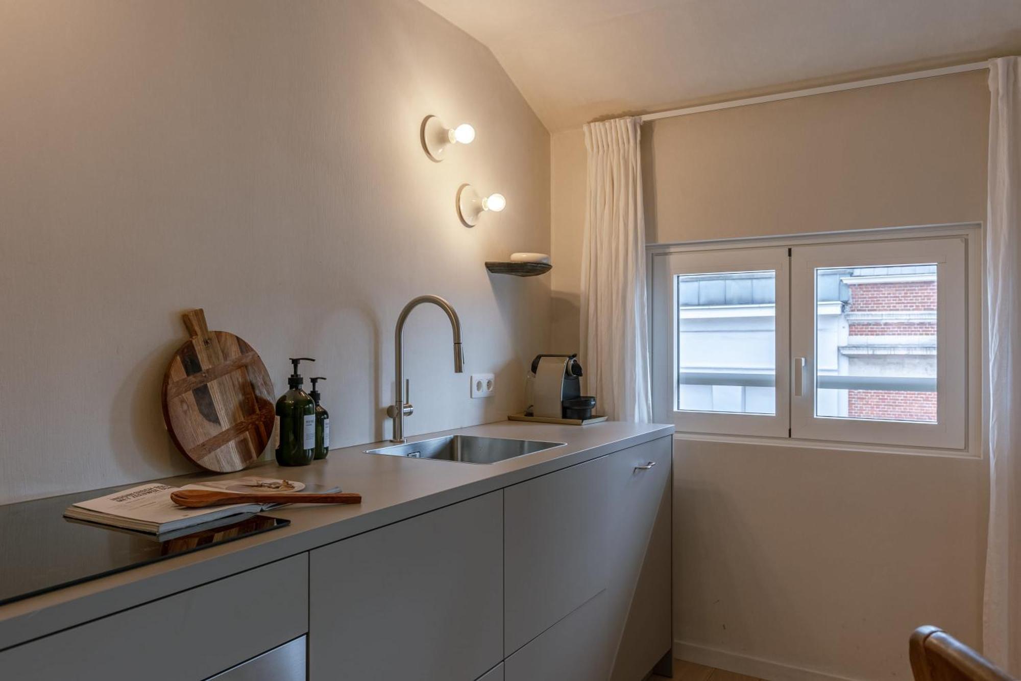Apartament Huswell - Urban Getaway For Two In The Heart Of Antwerpia Zewnętrze zdjęcie